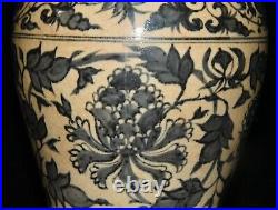 10.6Yuan dynasty blue white Porcelain interlock branch flowers piants plum Vase