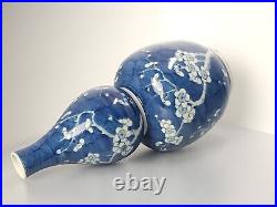 A blue and white double gourd vase, Qing dynasty, circa 1900