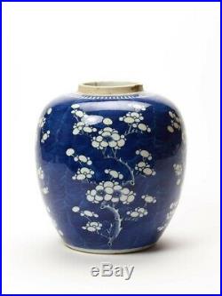 An antique Chinese blue & white porcelain jar, Kangxi period, Qing dynasty