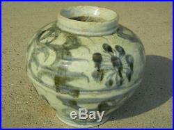 Antique Chinese Ming Dynasty Blue and White Porcelain Jar