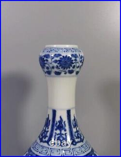 Antique Chinese Qianlong Qing Dynasty blue and white garlic Porcelain vase