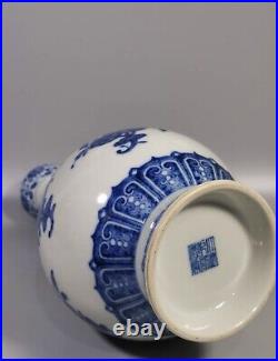 Antique Chinese Qianlong Qing Dynasty blue and white garlic Porcelain vase