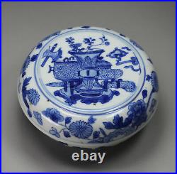 Antique Chinese blue and white circular box and cover, Kangxi (1662-1722)
