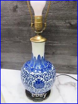 Blue White Porcelain Vtg Asian Lamp Flower Feather Motif Wood Base Chinoiserie