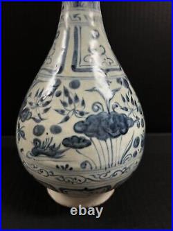 Chinese Art Porcelain Blue And White Vase