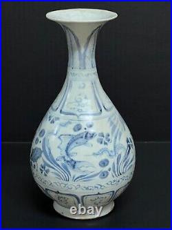 Chinese Art Porcelain Blue And White Vase #p31