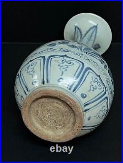 Chinese Art Porcelain Blue And White Vase #p31