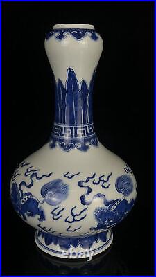 Chinese Blue&White Porcelain HandPainted Exquisite Lion Vase 17034