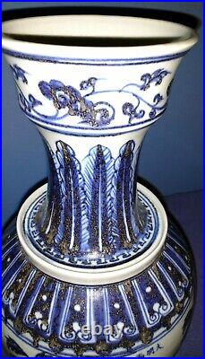 Chinese Blue and White Porcelain vase. Hongzhi 6 Marked characters. Peacock