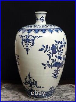 Chinese Hand Painted Blue& White Porcelain Vase