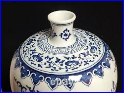 Chinese Hand Painted Blue& White Porcelain Vase
