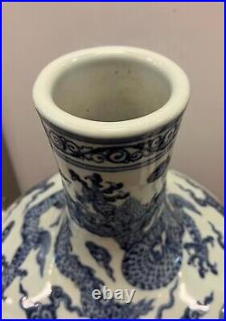 Chinese antique blue and white porcelain 3 dragon vase. Ming Yongle Mark