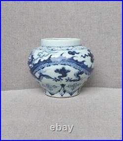 Chinese blue and white small porcelain jar dragon pattern