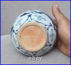 Chinese blue and white small porcelain jar dragon pattern