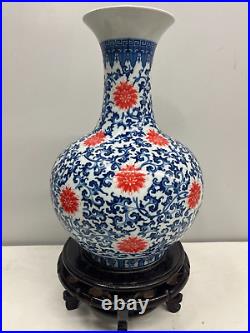 Large Beautiful Collectable Blue And White Chinese vase 24