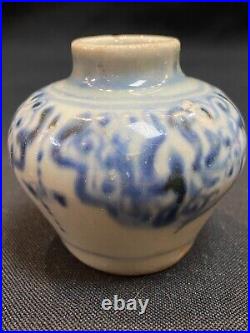 Ming, A small Blue and white porcelain vase /jar /
