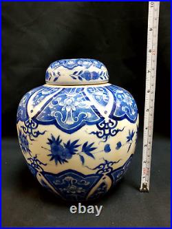 Qing, A blue and white Floral porcelain covered-jar/