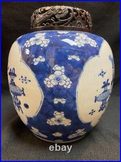 Qing, Kangxi A blue and white Bogu pattern porcelain covered jar with wood lid