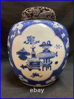 Qing, Kangxi A blue and white Bogu pattern porcelain covered jar with wood lid